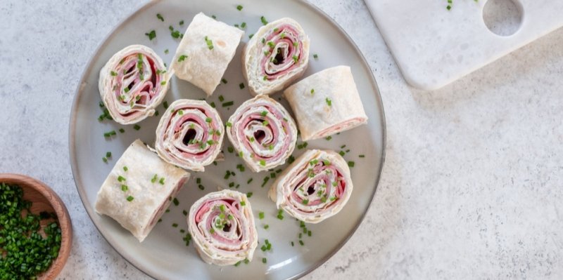 Pohoštění pro nečekanou návštěvu? Luxusní tortilla roládu vykouzlíte do 30 minut