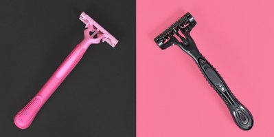 Ukázka genderového stereotypu: Růžové holítko pro ženy, totéž v černé barvě pro muže