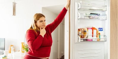 Žena u lednice plné jídla