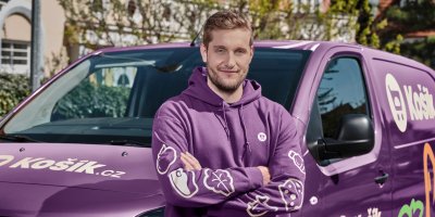 Košík chce být nezaměnitelný nejen svou nabídkou, ale také barvou. Logo, auta i kurýry převlékne do fialové barvy