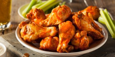 Několik Buffalo wings, které jsou naservírované na talíři