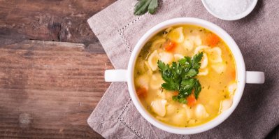 Hustá polévka s těstovinami a zeleninou