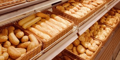 Zákazník kupuje chleba v supermarketu těsně před zavírací dobou