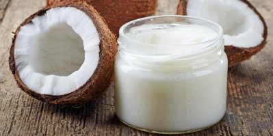 Kokosový olej a rozlousknuté kokosové ořechy