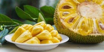 Plod chlebovníku - jackfruit, rozkrojený i na misce