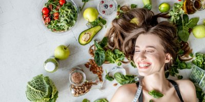 Žena obklopená zdravými potravinami