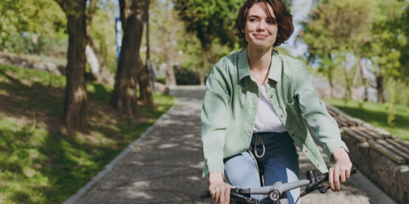 Vyrážíte na kolo? Solární nabíječka, repráček a další cyklistické vychytávky, které se vyplatí mít na kole