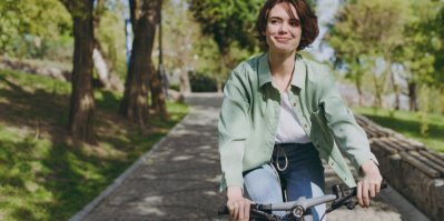Mladá žena si užívá jízdu na kole