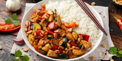 Kung pao s rýží, servírované v bílém hlubokém talíři