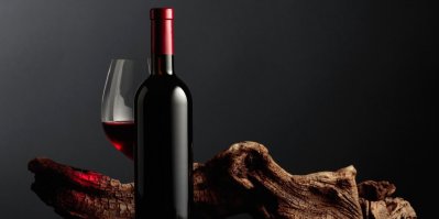 Lahev a sklenice s červeným vínem