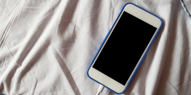 Lidé si špatným nabíjením poškozují baterku telefonu. Výrobci radí, na co si dát pozor