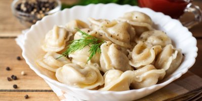 Vynikající sibiřský „ušní chléb“: Je z těsta, připomíná knedlíky a plní se mletým masem