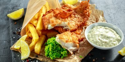 Fish and chips s hráškovým pyré a tatarskou omáčkou