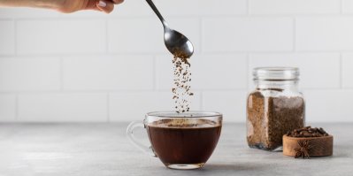 Káva se sype do šálku s kávou