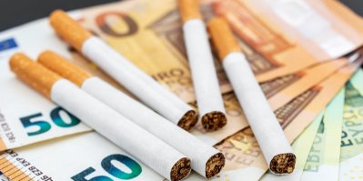 Cigarety na eurových bankovkách
