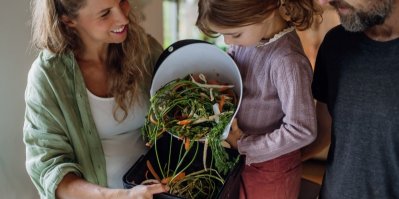 Holčička pomáhá rodičům s tříděním a kompostováním odpadu z kuchyně