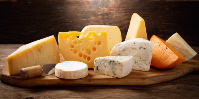 Různé druhy sýru na prkénku