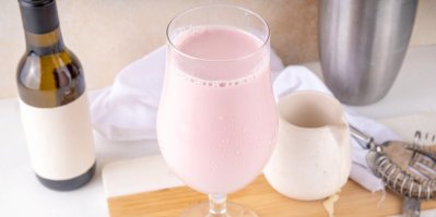 Růžový nápoj ve sklenici