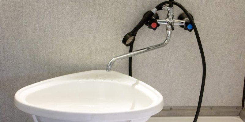 Hygiena za socíku: Mýdlo v síťce v každé koupelně, těžko sehnatelný toaleťák a těžká vůně Pitralonu