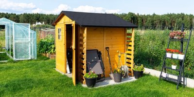 Dřevěný domek pro uskladnění zahradního nářadí