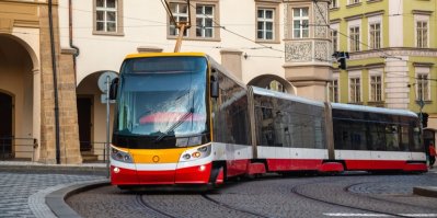 Moderní tramvaj ve městě