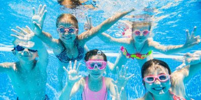 5 dětí v bazénu pod vodou