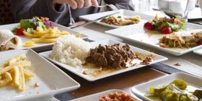 Muž jí jídlo s hranolkami v restauraci