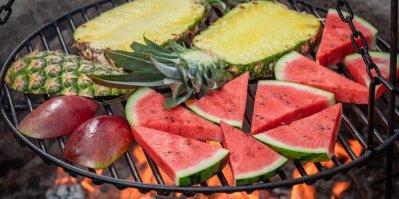 Nakrájené melouny, ananas a mango na rozpáleném grilu