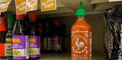 Poslední Sriracha v regálu supermarketu