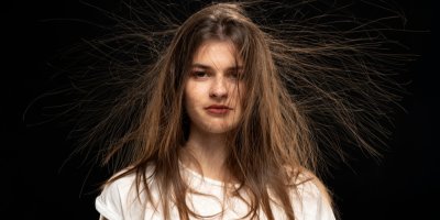 Statická elektřina načechrala ženě vlasy