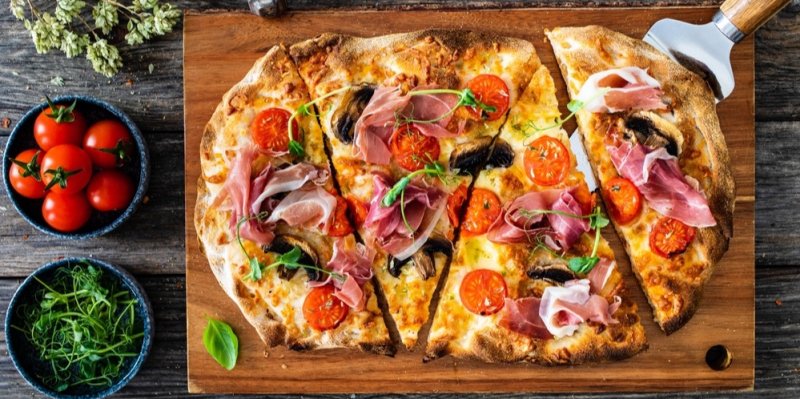 Upečte si doma italskou pinsu. Je mnohem křehčí a lehčí než pizza