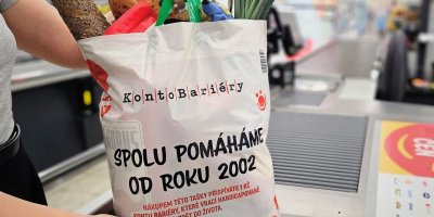 Taška Globusu s nápisem Konto Bariéry, Spolu pomáháme od roku 2002