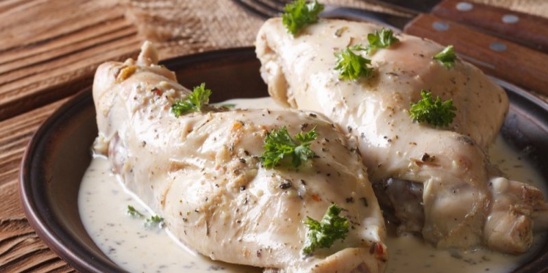 Recept na šťavnatého králíka na smetaně: S naším postupem se nevysuší a maso se bude rozpadat ještě na talíři