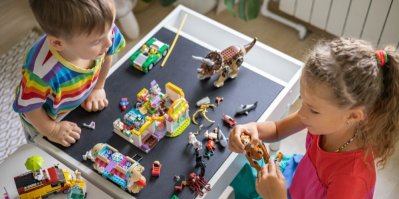 Chlapeček a holčička staví stavebnici LEGO