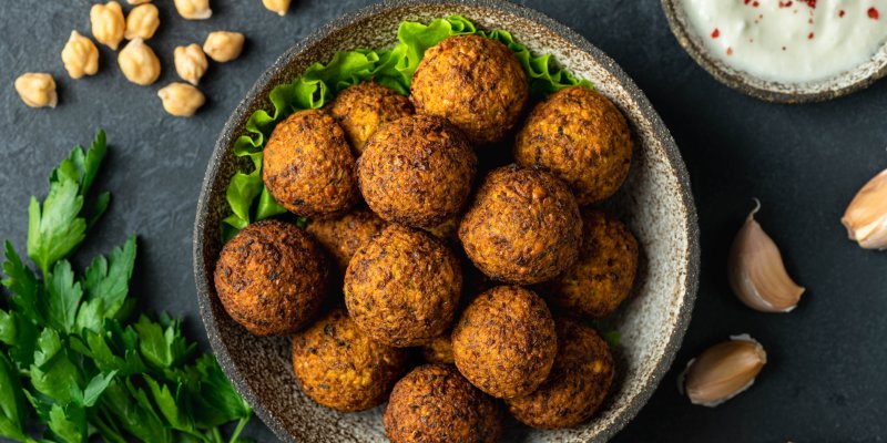 Falafel milují lidé po celém světě: Křupavé smažené kuličky z cizrny vás dostanou chutí kardamonu a koriandru