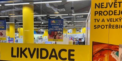 Prodejna Okay s nápisem "likvidace"