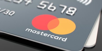 Detail karty mastercard na černém podkladu