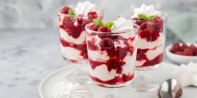 3 sklenice s malinovým dezertem Eton mess