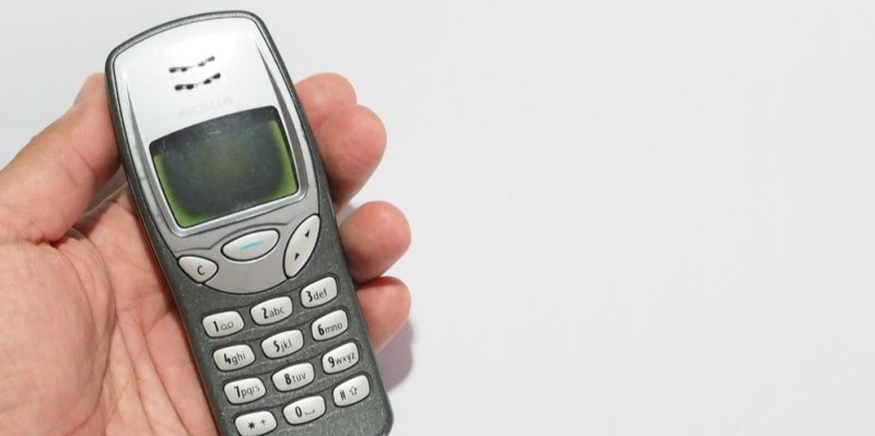 Potřebujete si zatelefonovat nebo zatlouct hřebík? Legendární Nokia 3210 se vrací