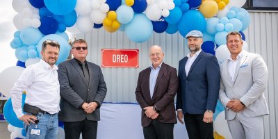 5 mužů u cedulky s nápisem Oreo, kolem balonky