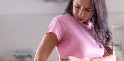 Žena se dívá na propocené tričko