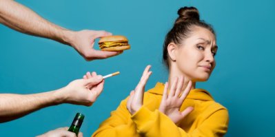 Žena odmítá burger, cigaretu a lahev alkoholu