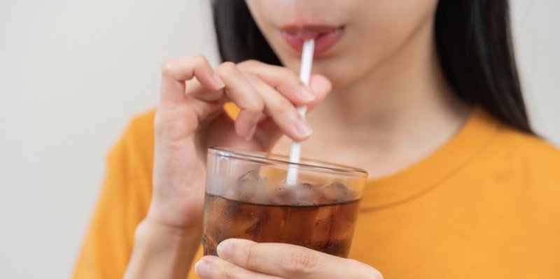Plastová brčka nejsou eko, ta papírová se okamžitě rozmočí. Existují ale alternativy, které plní všechny požadavky