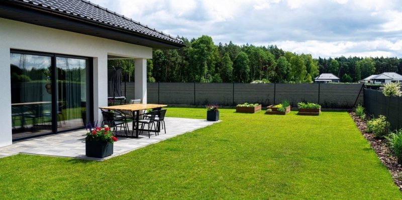 Kdy pískovat trávník a má to vůbec smysl? Má! Bude zdravější a bujnější