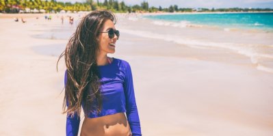 Proti spálení u vody ochrání UV oblečení efektivněji než krém. Při výběru sledujte UPF faktor