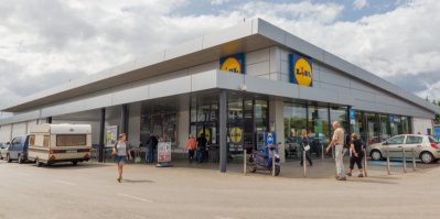 Pohled na vstup do supermarketu Lidl