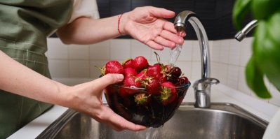 Umíte správně mýt zeleninu a ovoce, které si přinesete z obchodu? Voda opravdu nestačí!