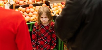 Dítě co se zlobí v supermarketu