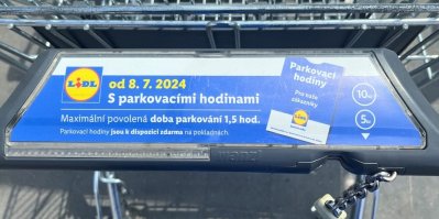 Cedule u vstupu do prodejny Lidl ve Zlíně