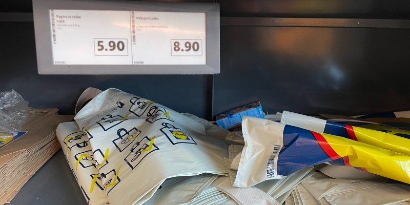 Konec éry igelitek? Stále více Čechů si do obchodů nosí vlastní tašky místo kupování nových
